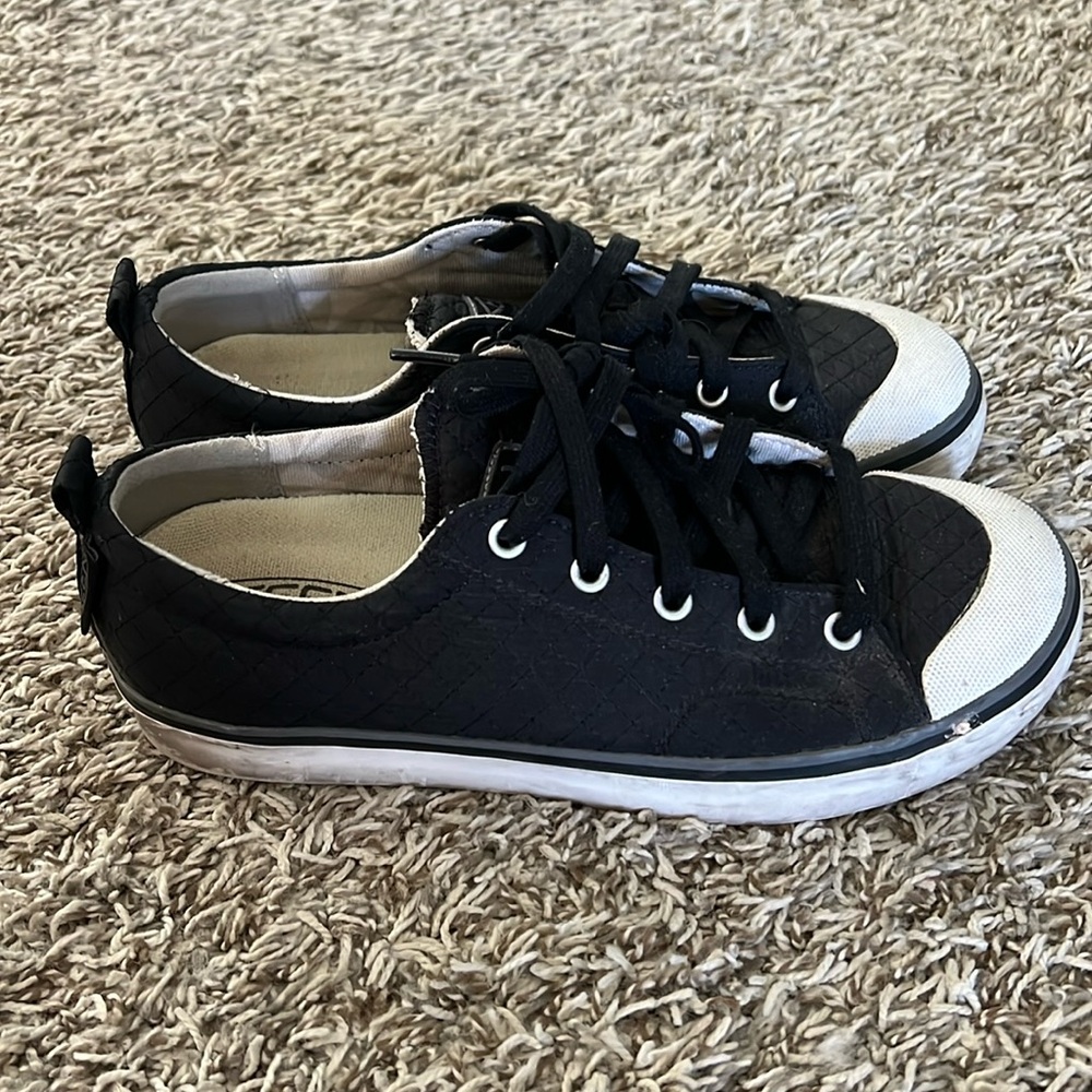 Women’s Keen shoes black quilted Elsa II sneakers tennis lace up size 8